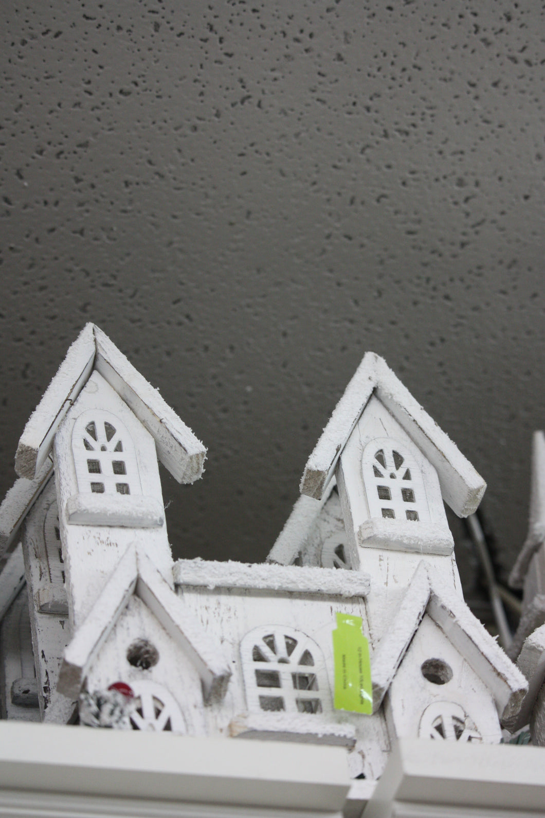 HOUSE FACET SNOW COVERED WOOD